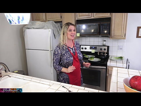 ❤️ Matrigna che lo munge in cucina prima del suo appuntamento Super pornoal it.xxxner.ru ❌️❤