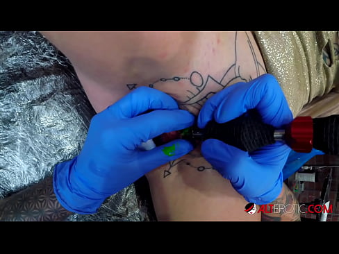 ❤️ Estremamente tatuato hottie Sully Savage ottenuto un tatuaggio sul suo clitoride Super pornoal it.xxxner.ru ❌️❤